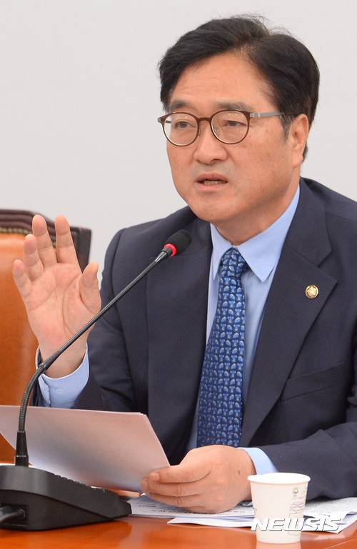 【서울=뉴시스】배훈식 기자 = 1일 오전 서울 여의도 국회 더불어민주당 원내대표 회의실에서 열린 원내대책회의에 참석한 우원식 원내대표가 모두발언하고 있다. 우 원내대표는 문재인 대통령의 사드 발사대 4기 임시배치 지시를 언급하며 북 압박과 한미동맹 차원에서 적절하고 불가피한 조치였다고 말했다. 2017.08.01. dahora83@newsis.com