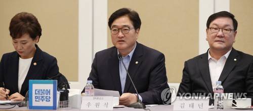 (서울=연합뉴스) 김도훈 기자 = 더불어민주당 우원식 원내대표가 2일 오전 국회에서 열린 주택시장 안정화 방안 당정협의에서 발언을 하고 있다.       왼쪽부터 김현미 국토교통부장관, 우원식 원내대표, 김태년 정책위의장.       superdoo82@yna.co.kr