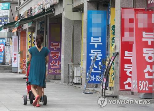 8·2 부동산 대책…여파는?  (과천=연합뉴스) 권준우 기자 = 2일 오전 경기도 과천시 원문동의 한 상가에 줄지어 서 있는 부동산 앞을 한 시민이 지나고 있다. 과천시는 3일부터 투기과열지구로 지정돼 주택담보 대출 한도가 축소되고 재건축·재개발 지위 양도가 대폭 제한된다. 2017.8.2  stop@yna.co.kr