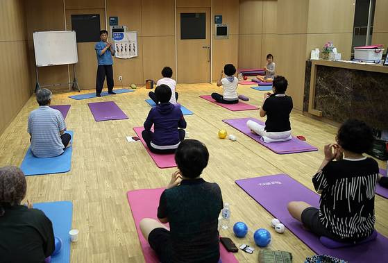 암 환자들이 3일 오전 서울아산병원 암교육정보센터에서 명상 수업에 참여하고 있다. 명상과 요가 등 다양한 심리치료 프로그램이 점차 늘고 있지만 아직 필요성을 느끼지 못 하는 환자도 많다. [사진 서울아산병원]