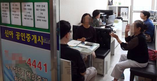 정부의 8·2부동산대책으로 서울 강남의 재건축단지가 큰 혼란에 빠진 3일 서울 잠실의 한 부동산중개소에서 집주인이 상담을 하고 있다.  /이호재기자
