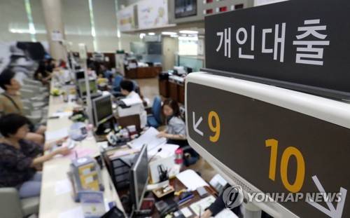 (서울=연합뉴스) 이상학 기자 = 주택담보대출의 담보인정비율(LTV)·총부채상환비율(DTI) 강화로 신규 대출자 약 40만 명이 영향을 받을 것으로 분석됐다. 이들의 대출 가능 금액은 1인당 평균 1억6천만 원에서 1억1천만 원으로 30% 넘게 줄어들 전망이다. 금융당국에 따르면 정부가 이날부터 서울 전역과 세종시, 경기도 과천시를 투기과열지구로 지정함에 따라 올해 하반기에만 이 같은 대출 감소 효과가 나타날 것으로 예상됐다. 3일 여의도 한 은행에서 고객들이 상담 등을 하고 있다. 2017.8.3      leesh@yna.co.kr