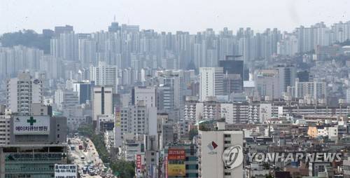 (서울=연합뉴스) 이상학 기자 = 가파르게 상승하던 서울 아파트값이 8·2 부동산 대책 영향으로 오름세가 둔화했다. 4일 부동산114 조사에 따르면 이번주 서울 아파트값은 0.37% 올라 지난주(0.57%)보다 상승폭이 0.20%포인트 축소됐다.  다만 이번 조사는 8·2 대책 발표를 전후해 이뤄졌고, 중개업소 단체 휴가 등도 겹쳐 8·2 대책의 영향은 다음주부터 반영될 것으로 보인다.사진은 4일 서울 도봉구 일대 아파트 단지. 2017.8.4      leesh@yna.co.kr