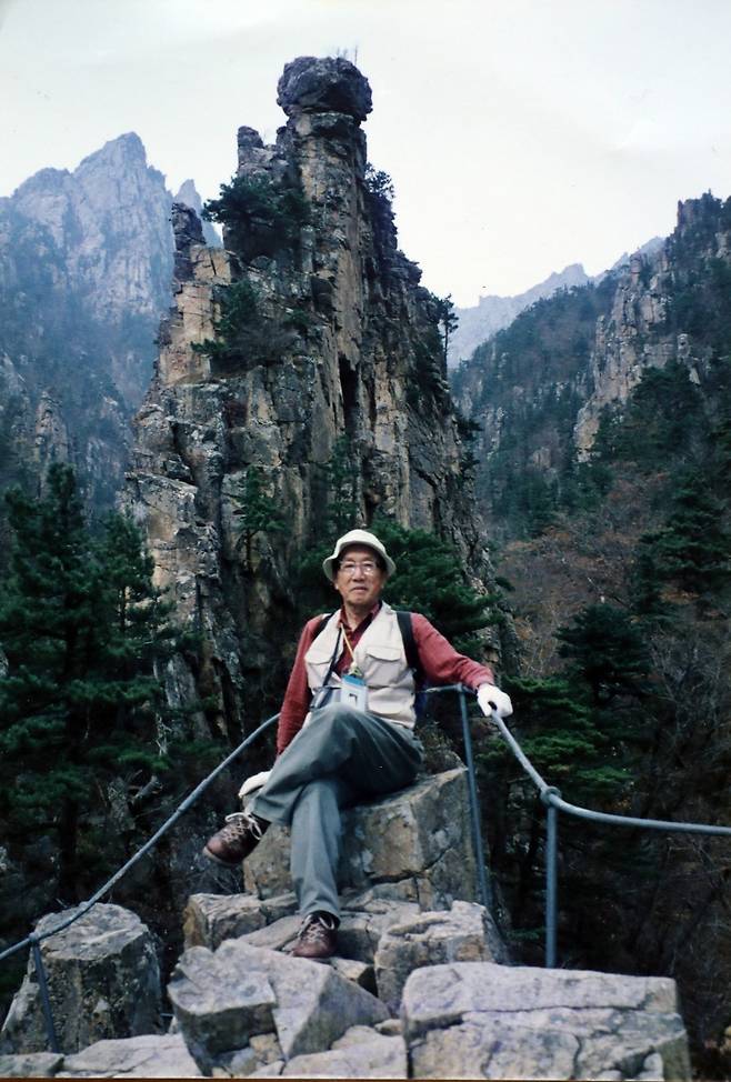 김영관 한국광복군동지회 명예회장이 1999년 금강산을 방문해 귀면암 앞에서 기념사진을 찍고 있다. 김 명예회장은 70대까지 한라산과 설악산 등을 등반했으며, 90대 중반에 접어든 지금도 바깥나들이와 활발한 지적 활동을 하며 건강하게 지내고 있다. 김영관 제공