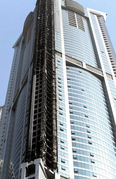 큰 불에도 일부 외벽만 손상 - 4일 오전 아랍에미리트(UAE) 두바이의 마리나 요트선착장 근처에 있는 84층짜리 고급 아파트 ‘토치타워’에서 화재가 발생, 2시간 30분 만에 화재가 진압된 뒤 새카맣게 탄 건물 뼈대가 드러나 있다. 두바이 당국은 이번 사고로 인한 인명 피해는 없었다고 밝혔다.AFP 연합뉴스