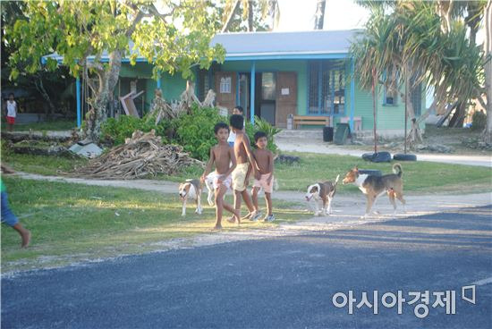 ▲투발루 아이들이 저녁시간에 활주로를 걷고 있다. 이들이 어른이 됐을 때도 투발루는 그곳에 존재할 수 있을까. 전문가들은 이대로 기후변화가 지속된다면 투발루는 사라질 것이라고 경고했다.