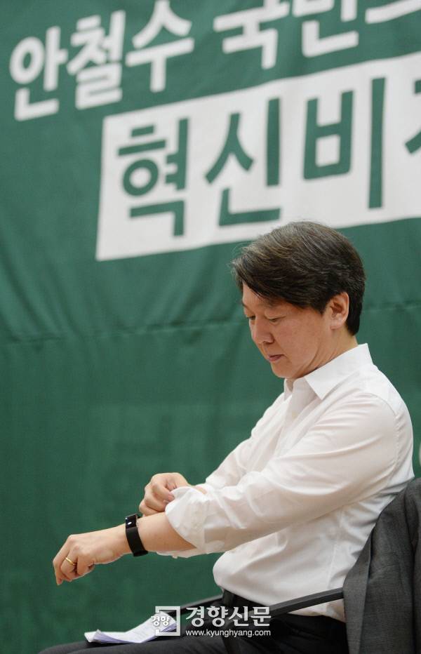 국민의당 대표에 출마를 선언한 안철수 전 의원이 6일 오후 서울 여의도 국회 의원회관에서 열린 혁신비전 기자간담회에서 당 혁신 방안을 설명하기 전 와이셔츠 소매를 걷어올리고 있다.  김기남 기자 kknphoto@kyunghyang.com