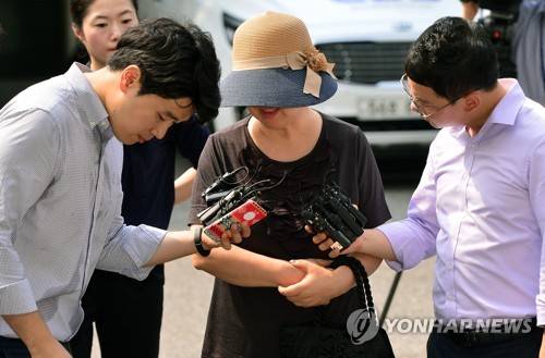 (서울 사진공동취재단=연합뉴스) 공관병 '갑질' 의혹의 당사자인 박찬주 제2작전사령관의 부인 전모씨가 7일 오전 서울 용산구 국방부 검찰단에 참고인 자격으로 출석하고 있다.      photo@yna.co.kr