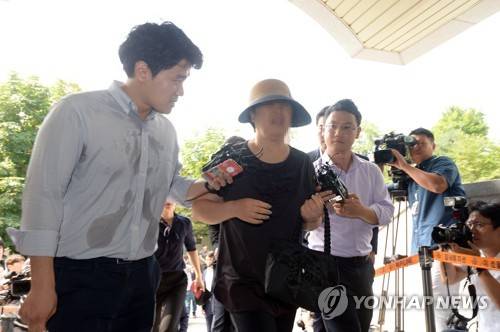 (서울 사진공동취재단=연합뉴스) 공관병 '갑질' 의혹의 당사자인 박찬주 제2작전사령관의 부인 전모씨가 7일 오전 서울 용산구 국방부 검찰단에 참고인 자격으로 출석하고 있다.      photo@yna.co.kr
