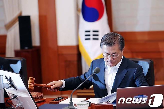 문재인 대통령이 8일 청와대에서 열린 국무회의를 주재하며 의사봉을 두드리고 있다. (청와대) 2017.8.8/뉴스1 © News1 이광호 기자