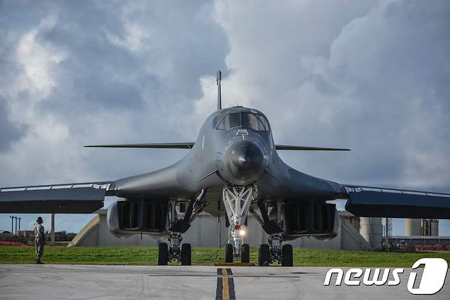 괌에 배치돼 있는 B-1B 전략폭격기. AFP PHOTO