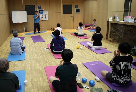 암 환자들이 지난 3일 서울아산병원에서 명상 수업을 받고 있다. 이들은 “마음이 많이 편해졌다”고 말한다. [사진 서울아산병원]