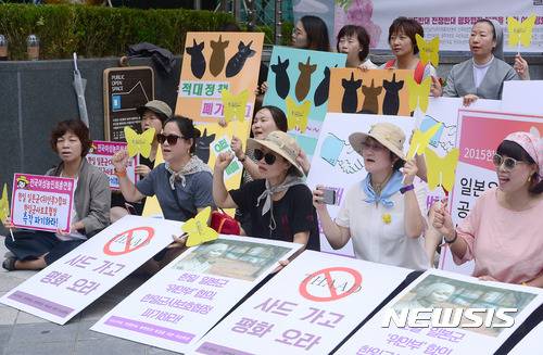 【서울=뉴시스】김선웅 기자 = 광복절을 하루 앞둔 14일 오후 서울 종로구 중학동 옛 일본대사관 앞에서 '사드반대, 전쟁반대, 평화협정 체결을 위한 여성행동'이 주최한 제5차 세계 일본군 '위안부' 기림일 맞이 여성행동에서 참가자들이 구호를 외치고 있다. 2017.08.14.  mangusta@newsis.com
