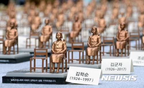 【서울=뉴시스】임태훈 기자 = 세계 일본군 '위안부' 기림일인 14일 오후 서울 종로구 청계광장에서 열린 '기림일, 인권과 평화로 소녀를 기억하다' 전시회에 평화의 소녀상들이 자리하고 있다.  일본군 성 노예 문제 해결을 위한 정의기억재단은 위안부 기림일을 맞이해 이날 오전 8시부터 오후 4시 14분까지 8시간 14분 동안 서울 청계광장에서 500개의 작은 소녀상을 전시하고, 문화 공연을 진행한다.일본군 위안부 기림일은 지난 1991년 8월 14일 일본군 ‘위안부’ 피해자 김학순 할머니가 국제사회에 일본군성노예제 문제를 고발한 날을 기억하기 위해 지정된 날이다. 2017.08.14. taehoonlim@newsis.com
