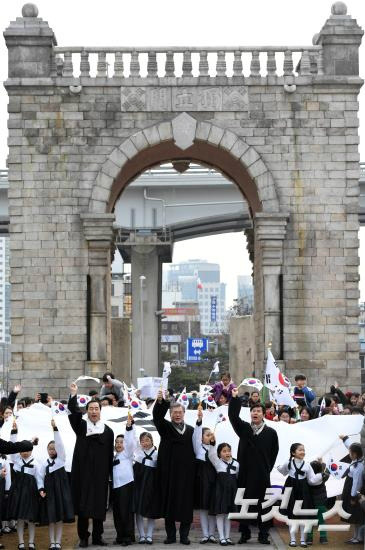 지난 3월 1일 제98주년 삼일절을 맞아, 당시 유력 대선주자로 꼽히던 문재인 더불어민주당 전 대표가 서울 서대문형무소 역사관에서 열린 기념행사에서 태극기를 들고 만세삼창을 하고 있다. (사진=이한형 기자/노컷뉴스)