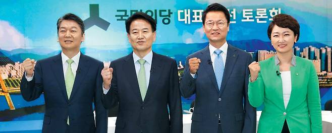 국민의당 당대표 경선에 출마한 후보들이 14일 서울 마포구 상암동 JTBC 스튜디오에서 토론에 앞서 사진 촬영을 하고 있다. 왼쪽부터 안철수, 정동영, 천정배, 이언주 후보. /국회사진기자단