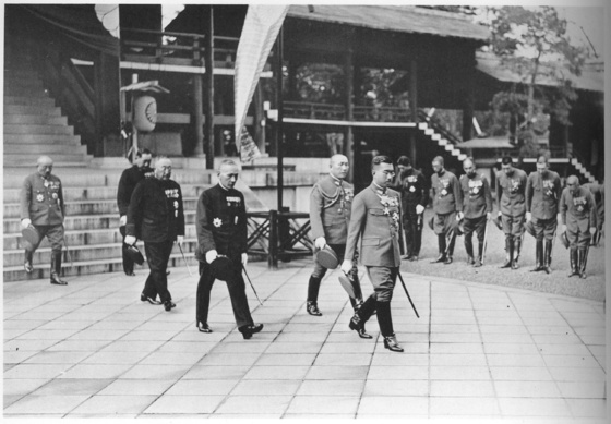 제복을 입은 일본 군인들이 야스쿠니 신사를 참배하고 있다. [중앙포토]