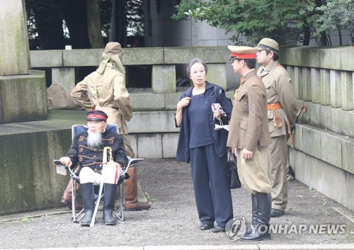 (도쿄=연합뉴스) 김병규 특파원 = 15일 제국주의 상징인 일본 도쿄(東京)의 야스쿠니(靖國)신사에서 제국주의 일본군의 군복을 입은 사람들이 모여 있다. 야스쿠니신사에는 태평양전쟁 A급 전범 14명을 포함해 246만6천여명이 합사된 제국주의 일본의 상징이다. 2017.8.15       bkkim@yna.co.kr