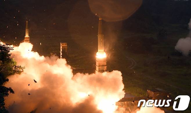 한미 연합군이 동해안에서 실시한 탄도미사일 사격훈련에서 사거리 300km의 현무-2를 발사하고 있다. (합동참모본부 제공) 2017.7.29/뉴스1