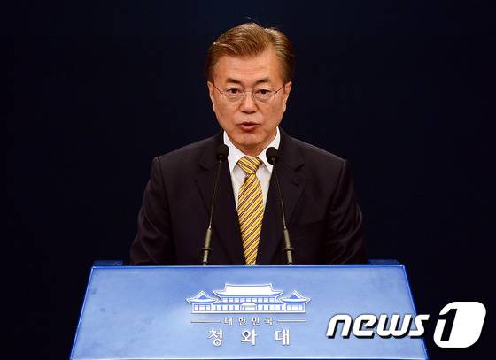문재인 대통령은 17일 취임 100일을 기념해 청와대 영빈관에서 기자회견을 열고 주요 현안에 대한 입장을 밝혔다. © News1