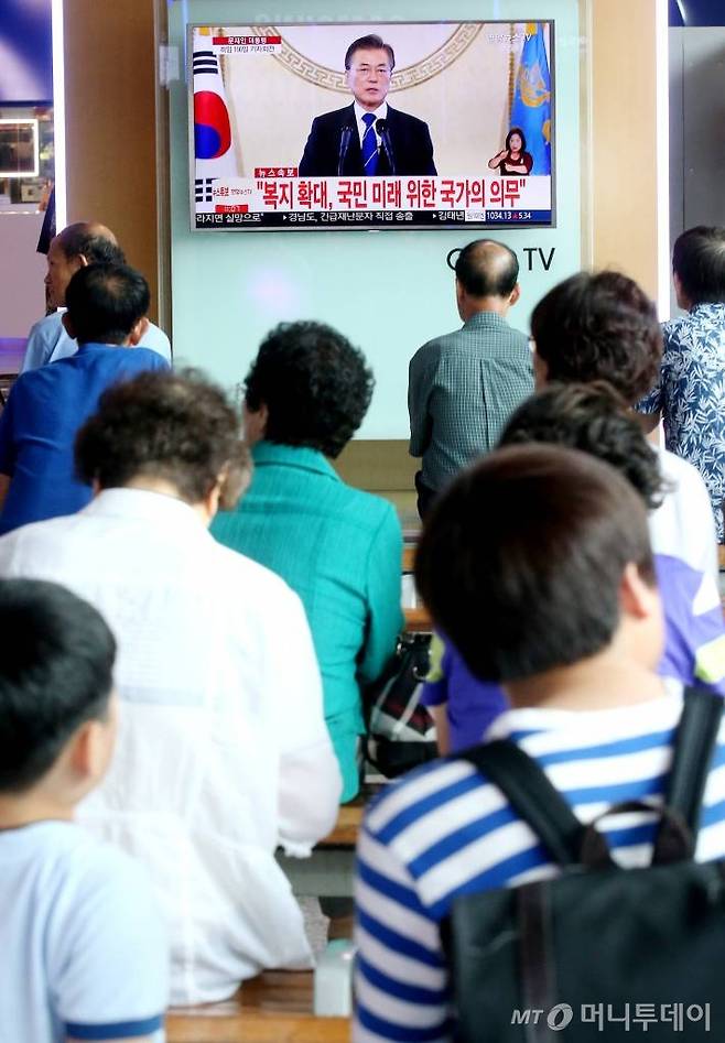 문재인 대통령 취임 100일인 17일 오전 서울역 대합실에서 시민들이 문 대통령 취임 기자회견을 지켜보고 있다. / 사진=홍봉진 기자