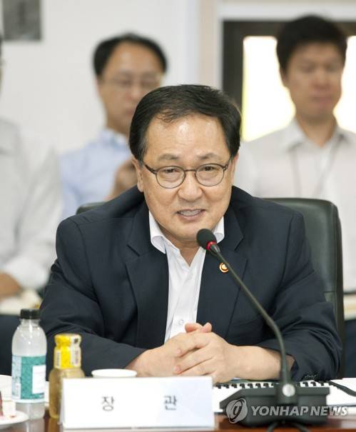 (서울=연합뉴스) 유영민 과학기술정보통신부 장관이 17일 오후 정부과천청사에서 열린 '블록체인 기술 세미나'에서 인사말하고 있다. 2017.8.17 [과기정통부 제공=연합뉴스]      photo@yna.co.kr