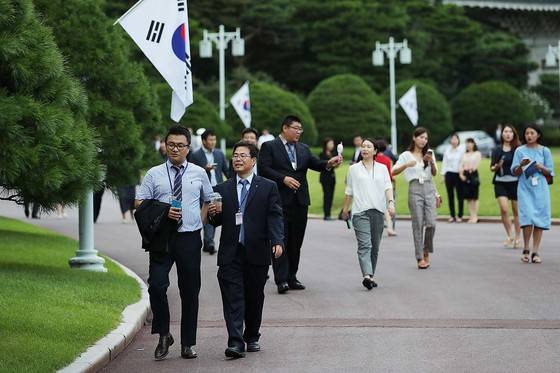 17일 오후 문재인 대통령 취임 100일 맞아 진행된 청와대 오픈하우스에 참석한 청와대 출입기자단이 경내를 둘러보고 있다.[사진 청와대]