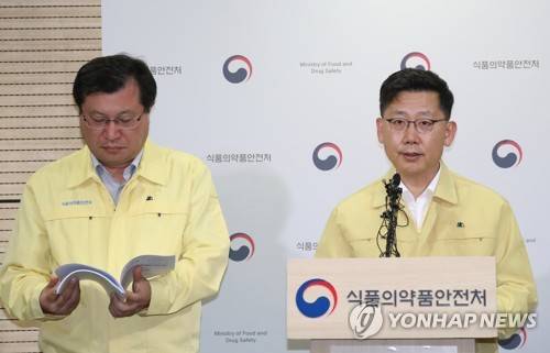 (청주=연합뉴스) 이진욱 기자 = 21일 오후 충북 청주시 오송읍 식품의약처안전처에서 김현수 농림축산식품부 차관(오른쪽)과 최성락 식약처 차장이 살충제 검출 계란 유통량 추적조사 및 인체 위해성 평가를 발표하고 있다.     cityboy@yna.co.kr