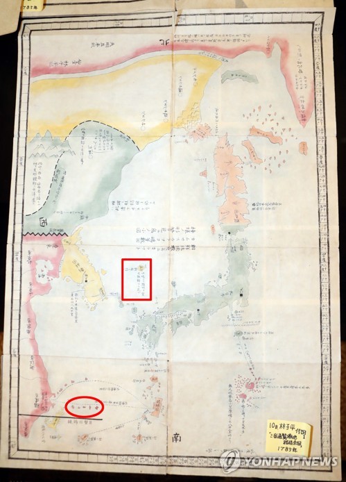 (부산=연합뉴스) 김선호 기자 = 평생 한일 역사를 연구해온 일본인 역사학자 구보이 노리오 박사가 독도가 한국 땅이라는 사실을 증명하는 일본 고지도를 공개했다. 사진은 하야시 시헤이가 제작한 삼국통람도설. 중국과 일본이 영토분쟁을 겪는 센카쿠열도 역시 중국 영토와 같은 색(빨간색 원)으로 일본 땅이 아니라고 구보이 박사는 주장했다. 빨간색 네모 안을 보면 독도와 울릉도도 조선 땅과 같은 색으로 칠해져 있다. 2017.8.22      wink@yna.co.kr