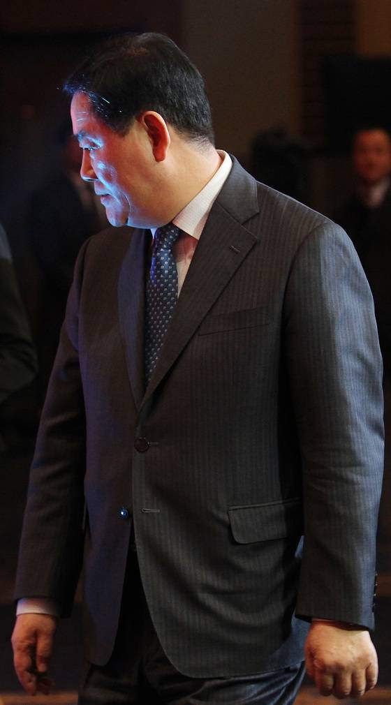 새누리당 잔류를 택한 최경환(경북 경산ㆍ청도) 의원이 2일 대구시 수성구 만촌동 인터불고호텔에서 열린 ‘2017 대구ㆍ경북 신년교례회’에 참석해 인사말을 하기 위해 무대로 향하고 있다. [프리랜서 공정식]