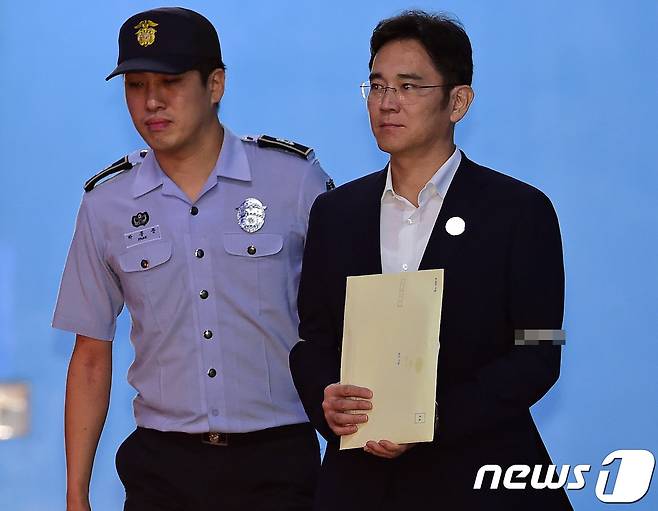 이재용 삼성전자 부회장이 25일 서울 서초구 중앙지법에서 열린 뇌물공여 등 1심 선고공판을 마친 후 호송차로 이동하고 있다. 2017.8.25/뉴스1 © News1 성동훈 기자