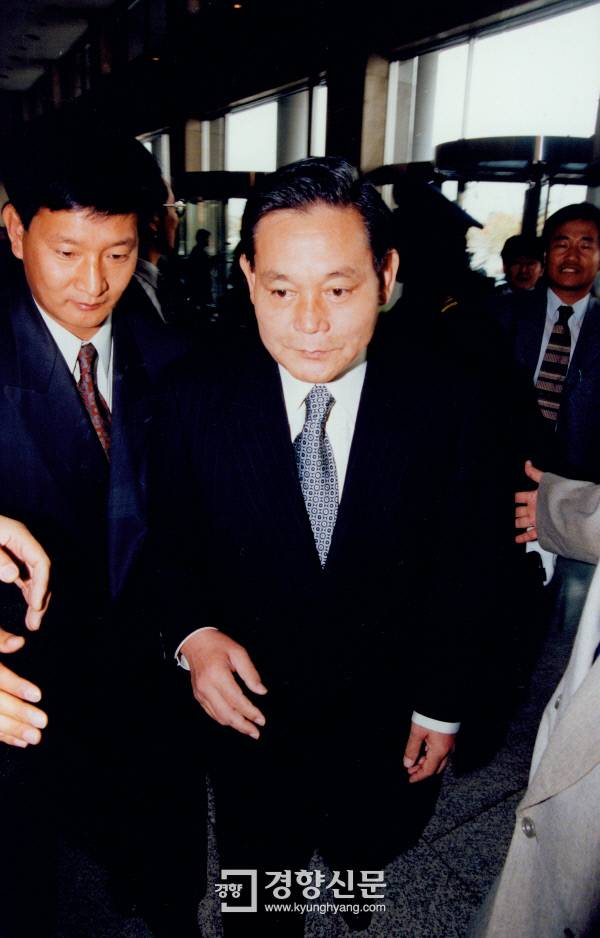 1995년 11월9일 노태우 전 대통령 비자금 수사로 검찰청 로비에 들어서는 이건희 회장. 경향신문 자료사진