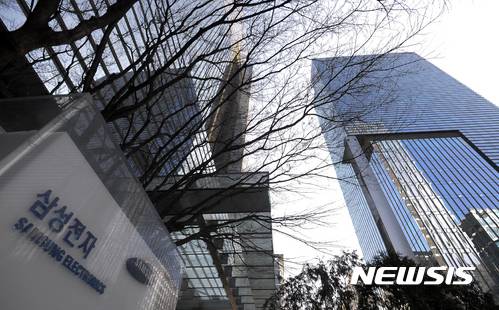 【서울=뉴시스】최진석 기자 = 삼성그룹이 오는 2일로 이건희 회장 공백 1000일을 맞는다. 이 회장은 지난 2014년 5월10일 서울 한남동의 자택에서 급성심근경색으로 쓰러진 후 줄곧 와병 중이다. 이재용 부회장의 직무대행 역시 3년에 가까운 시간 동안 이어져 왔다. 사진은 1일 오후 서울 서초구 삼성서초사옥의 모습. 2017.02.01.  myjs@newsis.com
