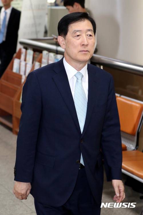 【서울=뉴시스】박진희 기자 = 25일 오후 서초구 서울중앙지법에 이재용 삼성전자 부회장과 함께 기소돼 불구속 상태에서 재판을 받기위해 삼성 미래전략실 최지성 실장이 출석 하고 있다. 2017.08.25. photo@newsis.com