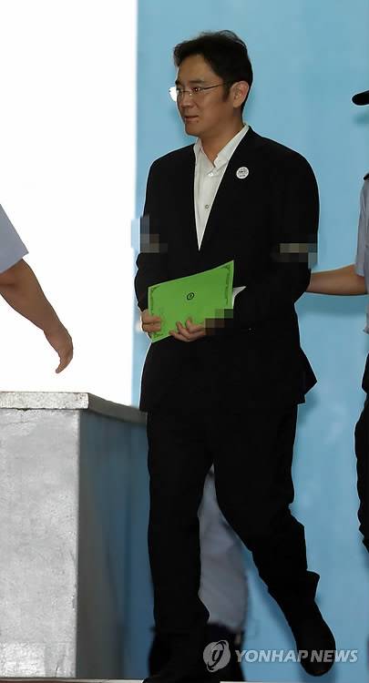 (서울=연합뉴스) 이정훈 기자 = 이재용 삼성전자 부회장이 7일 오후 서울 서초구 서울중앙지법에서 결심 공판을 마친 뒤 호송차량으로 이동하고 있다. 박영수 특별검사는 이날 이 부회장에게 징역 12년을 구형했다. 2017.8.7      uwg806@yna.co.kr