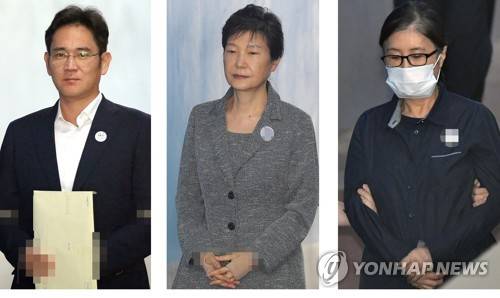 (서울=연합뉴스) 한상균 신준희 기자 = 이재용 삼성전자 부회장이 25일 오후 서울 서초구 서울중앙지법에서 열리는 선고 공판에 출석하기 위해 호송차에서 내려 법정으로 향하고 있다. 박근혜 전 대통령과 최순실 씨도 이날 속행공판을 위해 각각 재판장으로 향하고 있다.