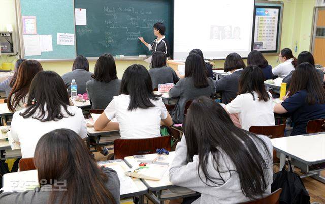 수능 영어 절대평가로 영어 공부의 부담이 사라졌다고 말하기는 어렵다. 1점 차이로 등급이 달라지는 ‘절대점수제’로 바뀌었을 뿐이라는 지적이다. 서울의 한 일반고 학생들이 영어수업을 듣고 있는 모습. 한국일보 자료사진