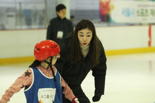 피겨퀸 김연아가 26일 서울 목동아이스링크에서 열린 '서울시 스포츠 재능나눔 피겨교실'에서 어린이를 지도하고 있다. [올댓스포츠 제공=연합뉴스]