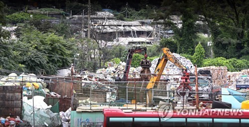 (서울=연합뉴스) 김인철 기자 = 28일 한 부동산개발정보 사이트에 따르면 내년에 서울 강남구 개포동 구룡마을과 공공주택지구로 지정된 수서역세권, 서초구 방배동 성뒤마을 3곳에 1조 원 규모의 토지 보상이 시작될 것으로 예상됐다. 사진은 이날 오전 서울 강남구 개포동 구룡마을 모습.     yatoya@yna.co.kr