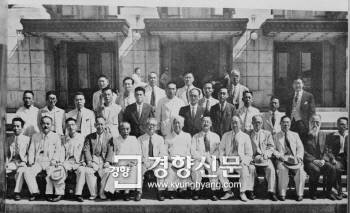 대한민국 국호를 비밀투표로 의결한 제헌국회 헌법기초위원들이 이승만 국회의장과 기념사진을 찍었다. 이승만은 ‘기미년 대한민국 임시정부를 계승한다’는 차원에서  ‘대한민국’ 국호를 밀어붙였다. |국가기록원