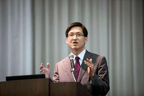 ⓒ김흥구 전중환 경희대 후마니타스칼리지 교수는 국내에서 진화심리학으로 처음 박사학위를 받은 연구자다. 그는 진보와 보수의 쟁점이 경제 영역, 사회집단 차별 영역 그리고 번식 영역에서 각각 형성된다고 본다.