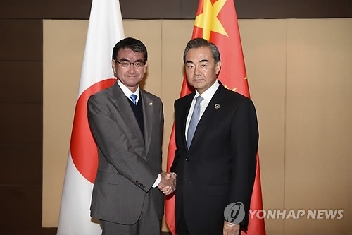 (마닐라 신화=연합뉴스) 아세안(ASEAN·동남아시아국가연합)과 아세안지역안보포럼(ARF) 참석차 필리핀 마닐라를 방문 중인 왕이 중국 외교부장(오른쪽)이 7일(현지시간) 고노 다로 일본 외무상과 만나 악수하고 있다. 2017.8.7      ymarshal@yna.co.kr