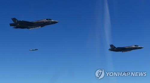 (서울=연합뉴스) 31일 오후 한반도 상공에서 실시한 한미 공군 연합 항공차단 작전에서 미국 해병대 전투기 F-35B가 GBU-32 정밀합동직격탄(JDAM)을 투하하고 있다. 2017.8.31 [공군 제공=연합뉴스]