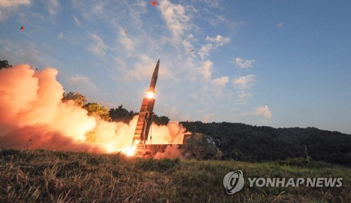 (서울=연합뉴스) 4일 새벽 동해안에서 육군의 지대지 탄도미사일인 현무를 발사하고 있다.      합동참모본부는 이날 "우리 군은 오늘 새벽 일출과 더불어 공군 및 육군 미사일 합동 실사격훈련을 실시했다"며 "북한의 6차 핵실험에 대한 강력한 경고 차원"이라고 밝혔다.      이어 "사격에는 육군의 지대지 탄도미사일인 현무와 공군의 장거리 공대지미사일을 동해상 목표 지점에 사격을 실시해 명중시켰다"고 설명했다. [국방부 제공=연합뉴스]