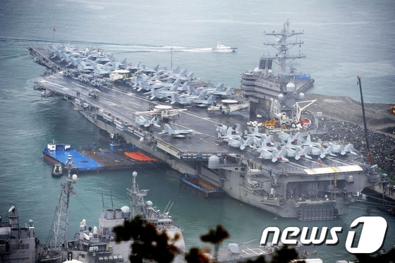 핵추진 항공모함 '로널드 레이건호'(CVN-76-10만2000t급)'.2016.10.16/뉴스1 © News1 여주연 기자