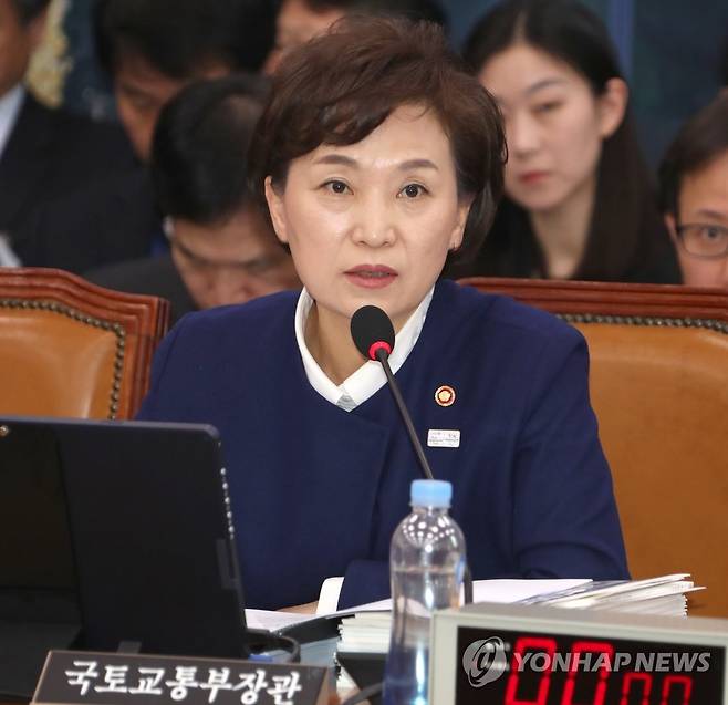 김현미 장관 - 김현미 국토교통부 장관이 22일 국회에서 열린 국토교통위원회 전체회의에서 의원들의 질의에 답변하고 있다. 연합뉴스.