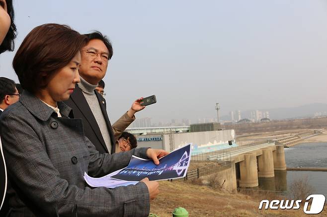 나경원 자유한국당 원내대표가 4일 오후 정부의 4대강 보(洑) 철거(해체) 방침에 대해 세종보를 항의방문해 세종보 사진을 보고 있다.2019.3.4/뉴스1 © News1 이길표 기자
