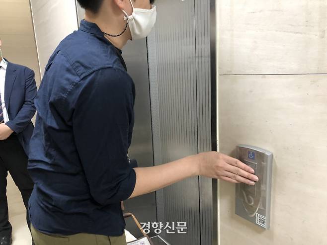 시각장애인 조은산씨(23)가 서울 관악구의 한 주상복합 건물 승강기에서 버튼을 찾고 있다. 코로나19 예방을 위해 각 건물 승강기에 붙은 ‘항균필름’ 때문에 시각장애인들은 점자 읽기에 어려움을 겪고 있다. 조해람 기자
