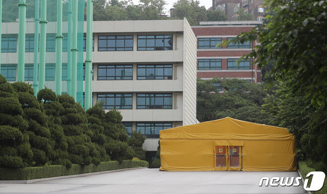 서울 강북구의 한 고등학교에서 신종 코로나바이러스 감염증(코로나19) 집단 감염이 발생해 고3학생 33명이 확진된 가운데 1일 해당 고등학교에 방역 시설이 설치돼 있다. © News1 이성철 기자