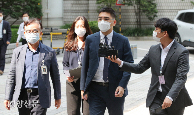 이동재 기자(가운데). 경향신문 자료사진